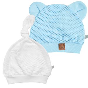 biała czapeczka z supełkiem dla noworodka i błękitna czapka z uszami do szpitala z przewiewnej siateczki ażurowa przeciw poceniu na lato