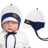 biało-granatowa czapka niemowlęca z daszkiem wiązana na uszy ażurowa przewiewna na lato przeciw poceniu