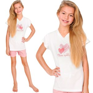 letnia piżama sleep well dziecięca dla dziewczynki biała koszulka z krótkim rękawem i nadrukiem serc krótkie spodenki pudrowy róż z kokardką