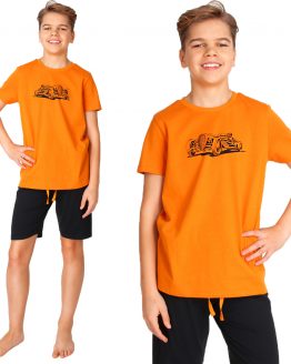 piżama dziecięca dla chłopca krótki rękaw koszulka pomarańczowa z nadrukiem auto retro i czarne krótkie spodenki z troczkami wygodna bawełniana na lato