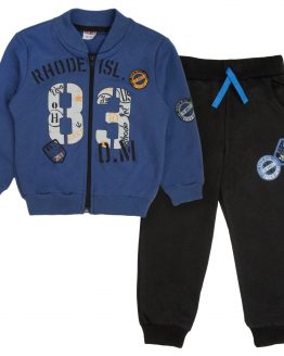 niebieski komplet dresowy bluza rozpinana bez kaptura na zamek z nadrukiem 83 i czerne spodnie dresowe z kieszeniami do przedszkola dla chłopca dziecka