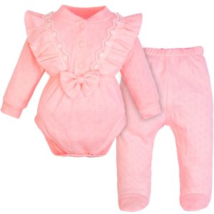 różowy komplet ażurowy dla niemowlaka dziewczęcy z falbankami w stylu retro bawełniany do chrztu body długi rękaw z falbankami kokardą i koronką półśpiochy różowe gładkie chrzest