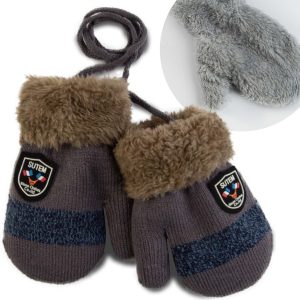 ciemnobrązowe rękawiczki dziecięce podszyte futerkiem z wywijanym mankietem bardzo ciepłe i przytulne dla chłopca na zimę zimowe na sznurku